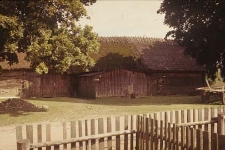 XVIII-wieczna stodoła z owczarnią w zagrodzie szlacheckiej - Czarna Dąbrowa