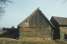 XVIII-wieczna stodoła z owczarnią w zagrodzie szlacheckiej - Czarna Dąbrowa