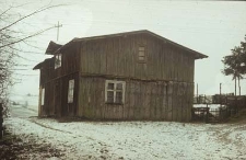 Szkieletowej konstrukcji budynek mieszkalny za ścianką kolankową z II połowy XIX wieku - Cieszenie