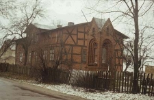 Szkieletowej konstrukcji budynek mieszkalny za ścianką kolankową - dawna karczma - Cieszenie