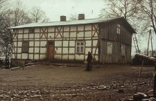 Szkieletowej konstrukcji budynek mieszkalny za ścianką kolankową - Cieszenie