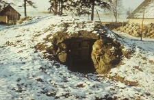 Piwnica ziemianka ze ścianami i sklepieniem wykonanym z kamienia - Załakowo