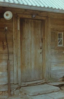 Drzwi w ścianie podw&oacute;rzowej w dworku z połowy XIX wieku - Mirotki
