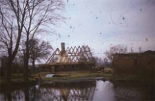 Rozbi&oacute;rka dworku zrębowego z Chrztowa