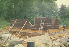 Budowa dworku z Chrztowa na terenie Kaszubskiego Parku Etnograficznego Wdzydze