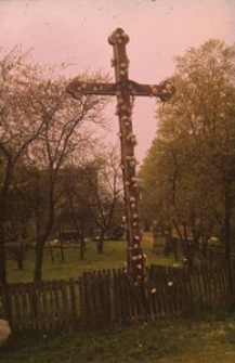 Krzyż pod wjazdem do zagrody M. Dery - Starkowa Huta