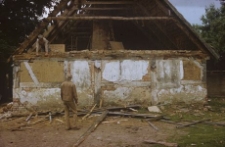 Rozbi&oacute;rka XVIII-wiecznej chałupy konstrukcji szkieletowej z zabudowanym podcieniem pełnoszczytowym - Starkowa Huta