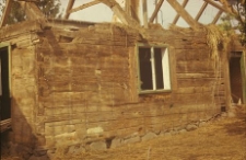 Rozbi&oacute;rka XVIII-wiecznego dworku zrębowego z podcieniem narożnym, zabudowanym - Skwierawy