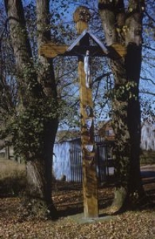 Krzyż przydrożny z 1946 roku - Zelewo