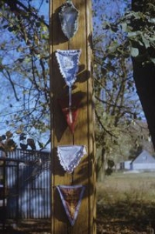 Materiałowe dekoracje na krzyżu przydrożnym z 1946 roku - Zelewo