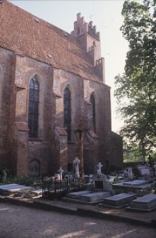 Widok na średniowieczny pocysterski kościół przyklasztorny s.s. Benedyktynek - Żarnowiec