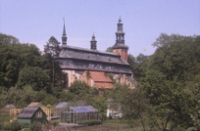 Widok na poklasztorny kościół. W średniowieczu własność Zakonu Kartuzów - Kartuzy