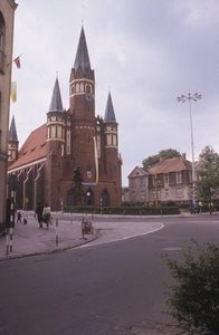 Zabytkowy kości&oacute;ł w centrum miasta - Wejherowo