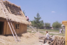 Rekonstrukcja chałupy zagrodniczej z Borska - Wdzydze - KPE