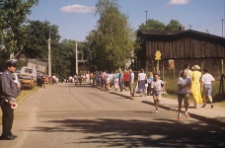 Impreza folklorystyczna "Jarmark Wdzydzki 1989". Widok na drogę prowadzącą do Skansenu - Wdzydze KPE