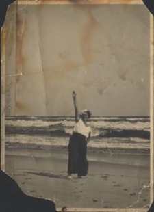 [Maria Zaborowska nad morzem]