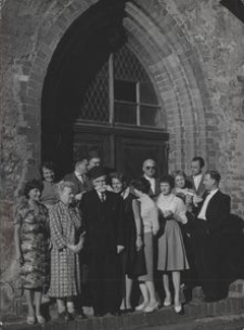 [Przed Muzeum w Darłowie - zdjęcie z kolekcji Marii Zaborowskiej]