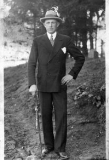 Paul Hingst, son of Berta and Otto, in front of the cemetery in Damnica