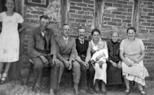 Rodzina Gliefe na tle domu w Łupawie