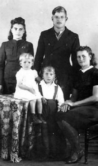 Rodzina Kowalewskich ze Swołowa, w zagrodzie nr 14