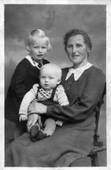 Anna Kirk z d. Hingst z dziećmi: Ursulą i Siegwardem