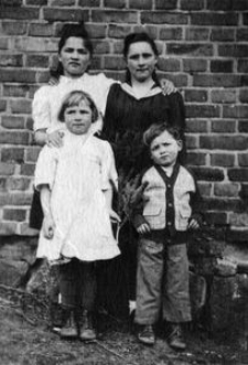 Rodzina Priadka, od lewej: Maria, Helena, Zofia, Andrzej