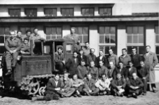 Kurs obsługi ciągnika gąsiennicowego DT, tzw. stalinowca. Wśr&oacute;d kursant&oacute;w Wacław Jurałowicz