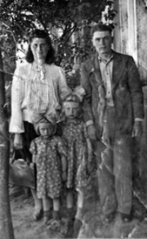 Bronisława (z sieradzkiego) i Bolesław Dębek (z lubelskiego) z c&oacute;rkami: Zofią i Henryką