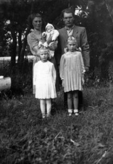 Bronisława i Bolesław Dębek z dziećmi: Henryką, Zofią i Stanisławem