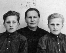 Filomena Ragiel z synami: Tadeuszem i Franciszkiem. Zdjęcie z paszportu repatrianckiego