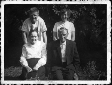 Aniela Uzarek z d. Łyczek i Franciszek Uzarek, z synem J&oacute;zefem i jego żoną Lucyną z d. Cholewa.