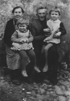Maria i Józef Burglinowie z wnuczkami: Beatą i Jolantą
