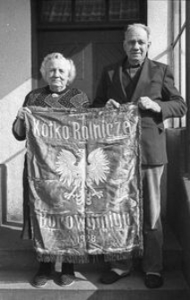 Maria i Augustyn Rudnikowie prezentują sztandar K&oacute;łka Rolniczego (KR) w Borowym Młynie z 1928 r. KR założono w 1924 r.