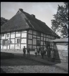 Dzieci na tle dworu szkieletowego w Swochowie, wybudowanego w 1735 r.
