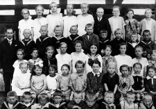 Nauczyciel Friedrich Horn z uczniami