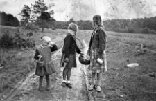 Daughters of Emma, Anna and Maria Gliefe go berry picking