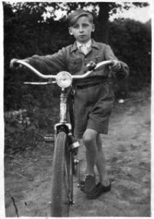 Jan Kr&oacute;l, syn Rozalii i Stefana z własnym rowerem
