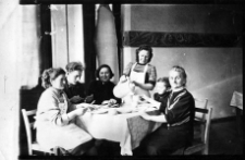 Kadra przedszkolna Państwowego Gospodarstwa Rolnego w Pieńkowie z szefową kuchni Stanisławą Elżbietą Elzanowską (siedzi pierwsza z prawej, obok niej wnuk Jerzy)