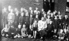 Szkoła Podstawowa w Żochowie z nauczycielem Alojzym Lemanemi