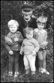 Franciszek Uzarek z wnuczkami: Danutą, Iwoną i Krystyną w sadzie