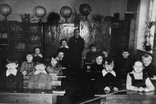 Uczniowie Szkoły Podstawowej w Lubuniu z nauczycielką Krystyną Chuszcza. Wśr&oacute;d uczni&oacute;w m.in. Mirosław Lewandowski i Franciszek Zawada