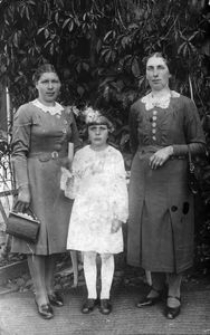 Komunia Genowefy Kacprzak. Obok matka Genowefy, Eleonora i siostra J&oacute;zefa