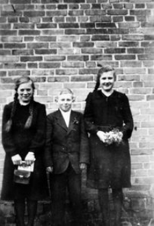 Hildegard Dreyer, Paul Notzke, Adelheid Roll on the occasion of their confirmation