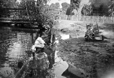 Pranie bielizny w stawie (Maria Gliefe z c&oacute;rką)