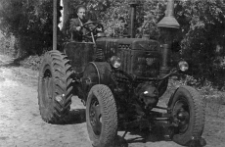 Zygmunt Pacucha na traktorze