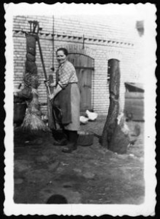 Aniela Uzarek przy pompie