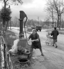 Stanisława Lis przy pompie ręcznej