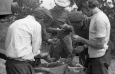 Ocena jakości ziarna w gospodarstwie Henryka Cekały. Kombajniści: Adam Derezulko i Henryk Boniek