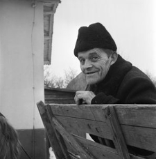 Przed magazynem Gminnej Sp&oacute;łdzielni (GS) w kolejce po przydział nawozu