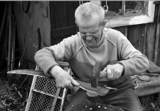 J&oacute;zef Michałek przy klepaniu kosy